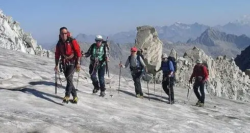 Il caso guide arriva in Inghiterra: «Sui monti con cuochi e baristi»