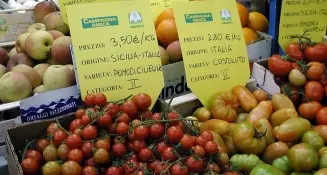 Vendita di frutta e verdura a picco