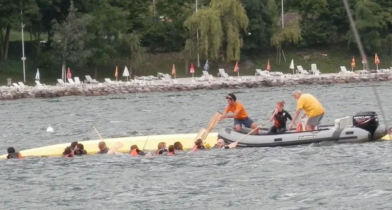 La gara dei dragon boat finisce in bagno