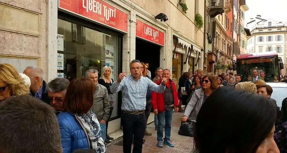 Folla e negozianti inferociti La vittima: «Pene esemplari»
