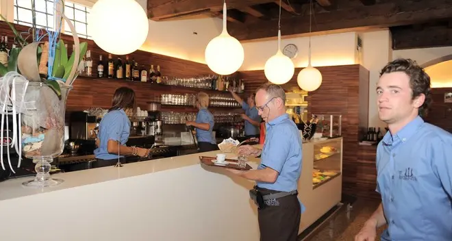 Rivoluzione nella gestione dei bar del salotto della città