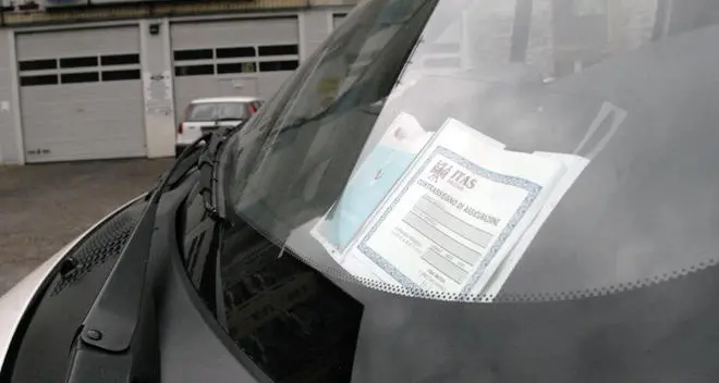 La crisi e i furbetti: aumentano le auto senza l’assicurazione