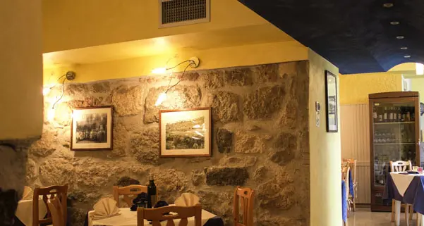 In pizzeria con i genitori e i ragazzi mangiano gratis