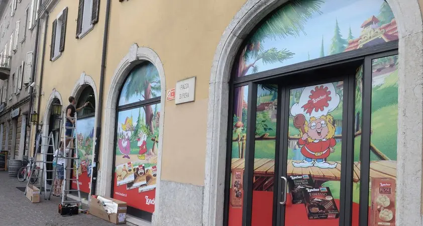 Loacker sbarca in centro: ecco il «tempio del wafer»