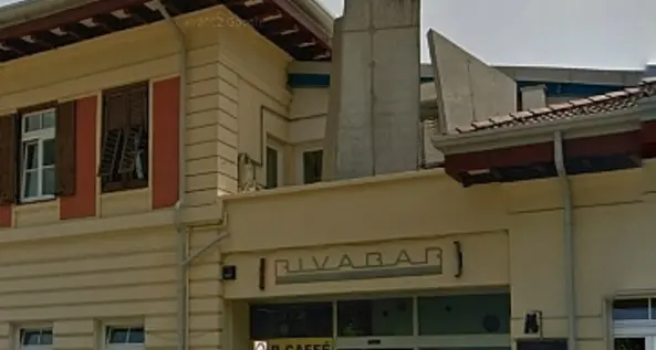 «Usato come wc pubblico» E di giorno chiude il bar
