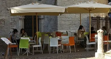 Tavolini all'aperto, basta anarchia a Trento. Il Comune vieta plastica e pedane