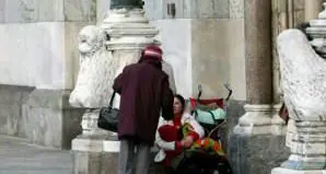 Elemosina con bimbo: denunciata