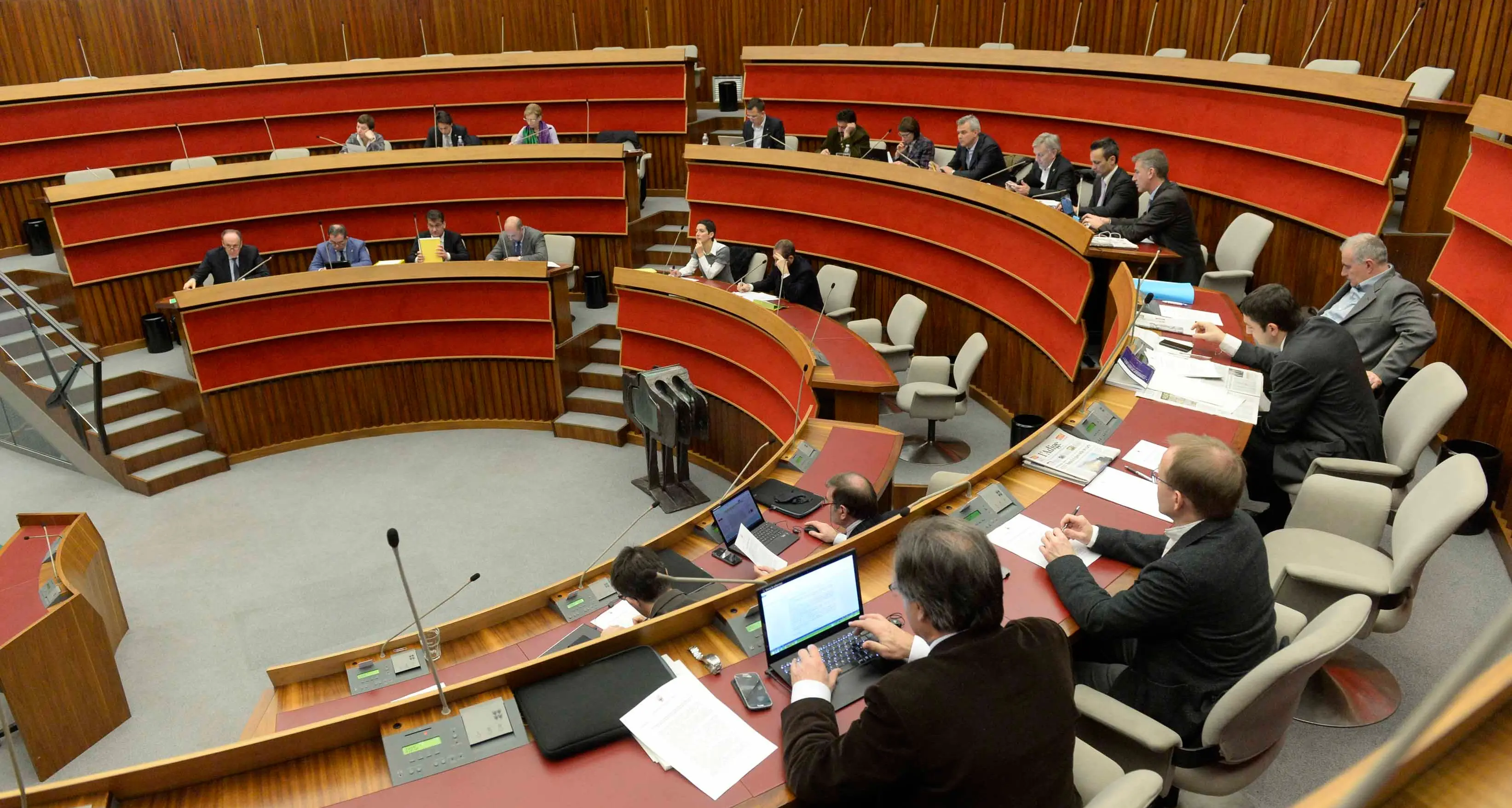 Società pubbliche, il consiglio approva la norma \"salva-trombati\"