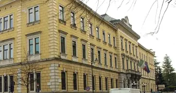 Picchia i genitori, allontanato da casa