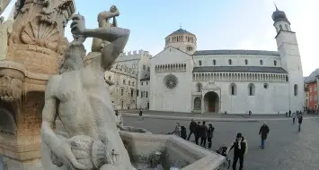 Piazza Duomo, bella ma senz'anima