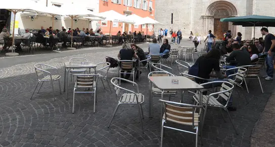 Sedie e tavolini dei bar in centro vince l’anarchia