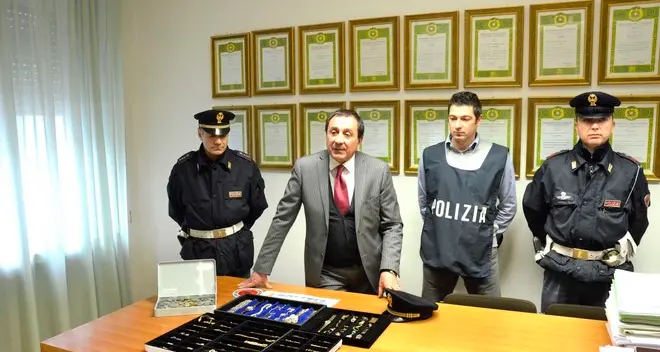 “Compro oro”, la polizia denuncia quattro persone per ricettazione