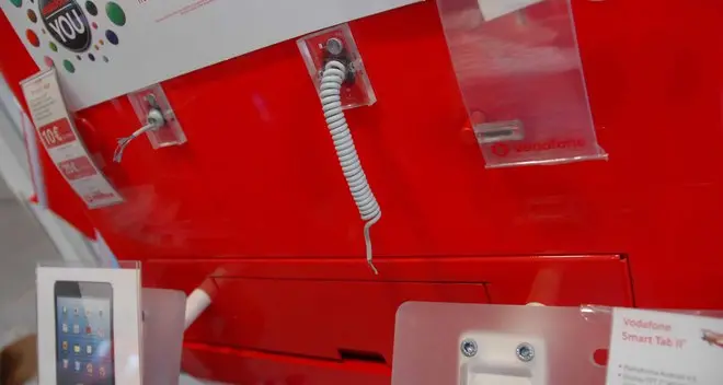Spaccata notturna alla Vodafone