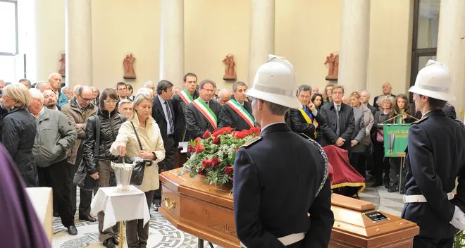 Rose rosse per l’addio a Edo Benedetti