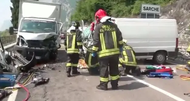 Sarche, violento impatto tra furgoni