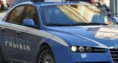Prende a coltellate il compagno di bevute