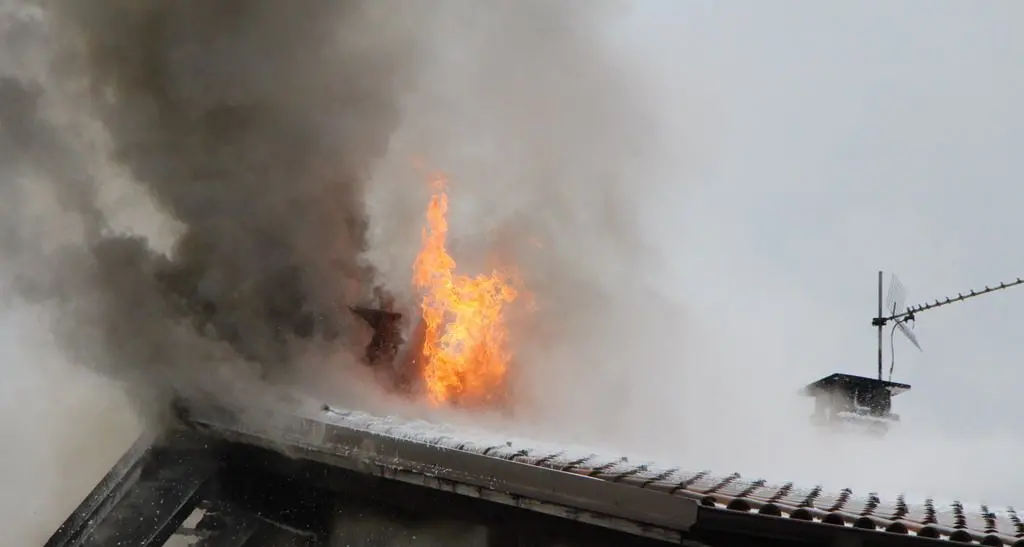 Baselga del Bondone, in fiamme una casa in centro al paese. Gli anziani: \"Mai visto un rogo così\"