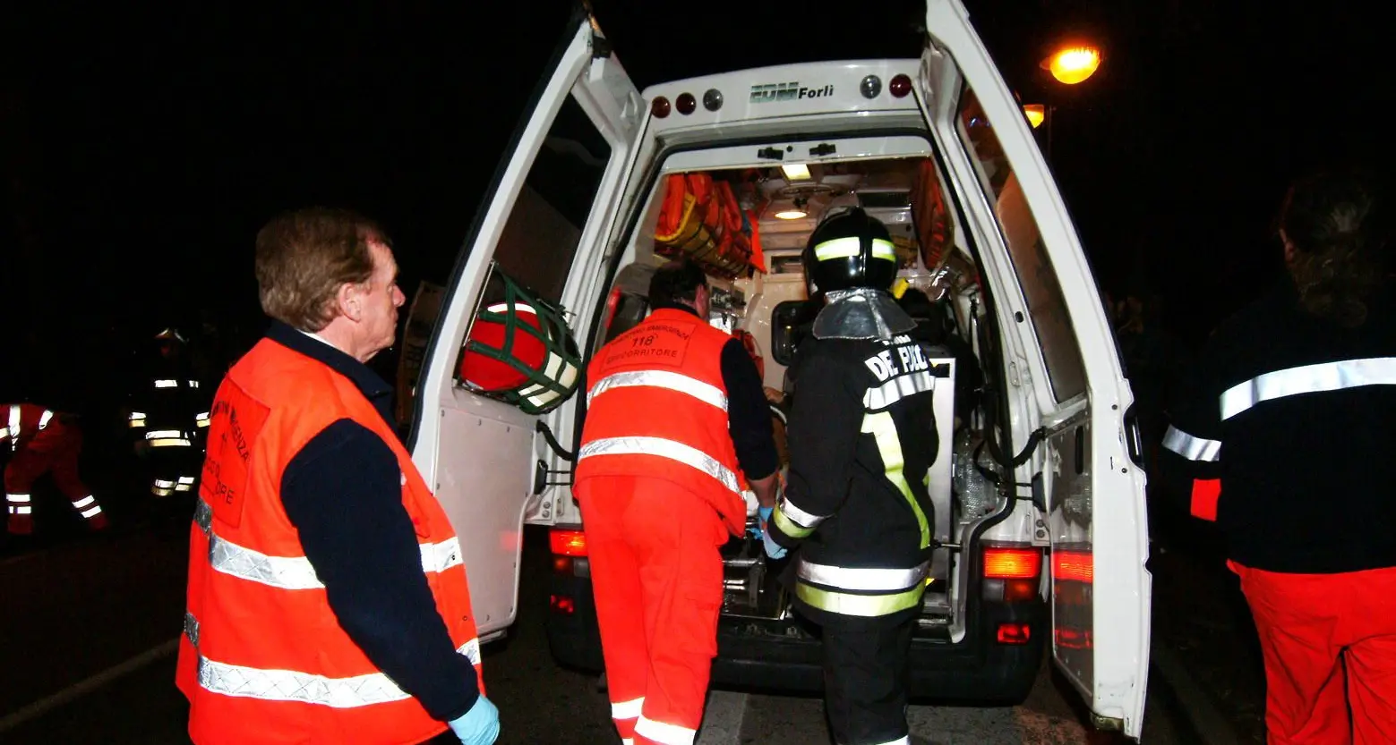 Esce di strada nella notte a Barco, gravissima una ragazza di 23 anni