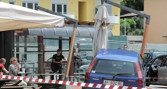 Una Punto «impazzita» tra i tavoli di McDonald’s