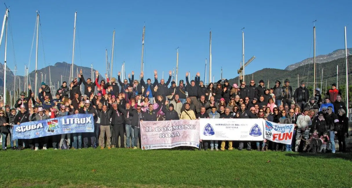 In 135 sott'acqua contro la violenza sulle donne