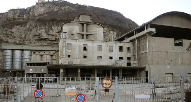 Demolizione Italcementi: «Allarme polveri sulla città»