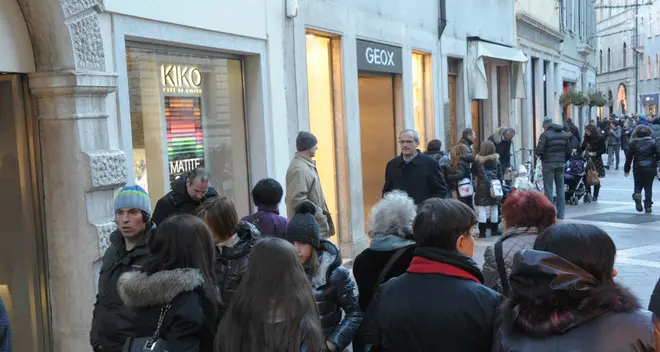 Saldi anticipati, il centro preso d’assalto