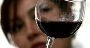 Salute: il vino rosso fa bene durante i pasti grassi, lo dice l'istituto agrario di San Michele