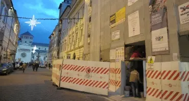 La «Civica» oscurata dai cantieri