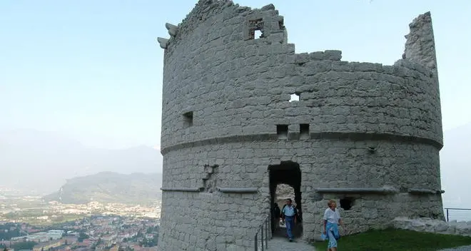 Sul Bastione in ascensore, Tanas bussa al Comune