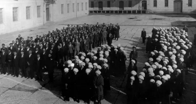La zigherana al lavoro diventa statua