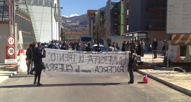 Gli anarchici protestano davanti al Muse