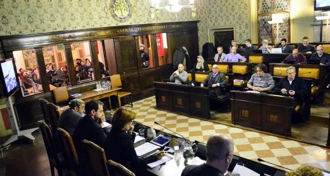 Rovereto, alta tensione in consiglio comunale Le minoranze abbandonano l’aula