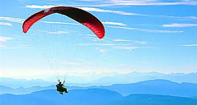 Problemi in volo, si schianta con il parapendio
