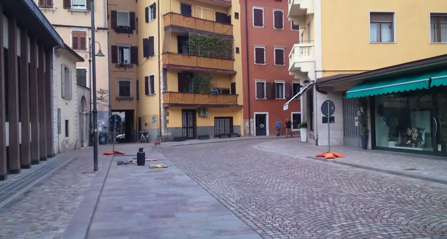 Via Roggia Grande riapre ma con meno parcheggi