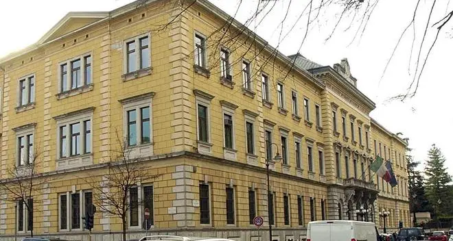 Chiama il 118 per aiutare la madre e finisce nei guai