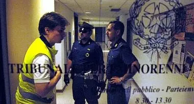 Figlie sottratte a madre e affidate a padre indagato