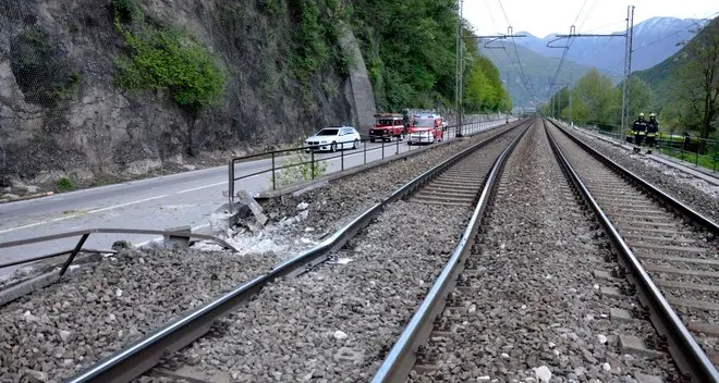 Masso sui binari, ferrovia riaperta nel pomeriggio