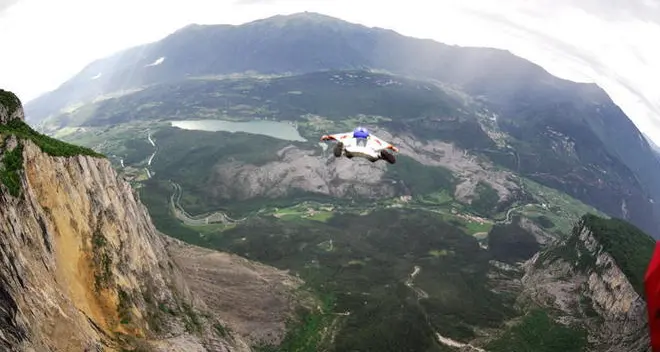 Ventenne muore durante un volo di base jumping