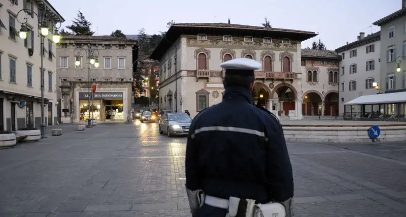 In bici urta il vigile, il Comune fa causa