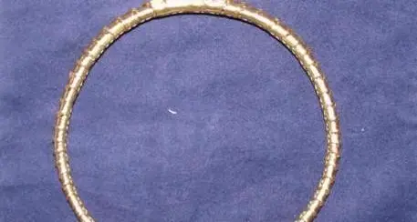 Vende una collana d’oro. Ma era acciaio
