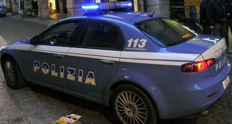 Lascia i figli in auto nel parcheggio e va a fare la spesa