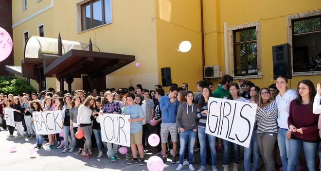 Riva, cinquecento liceali chiedono libertà per le nigeriane