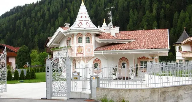 «Nell’edilizia impazza il simil-tirolese»
