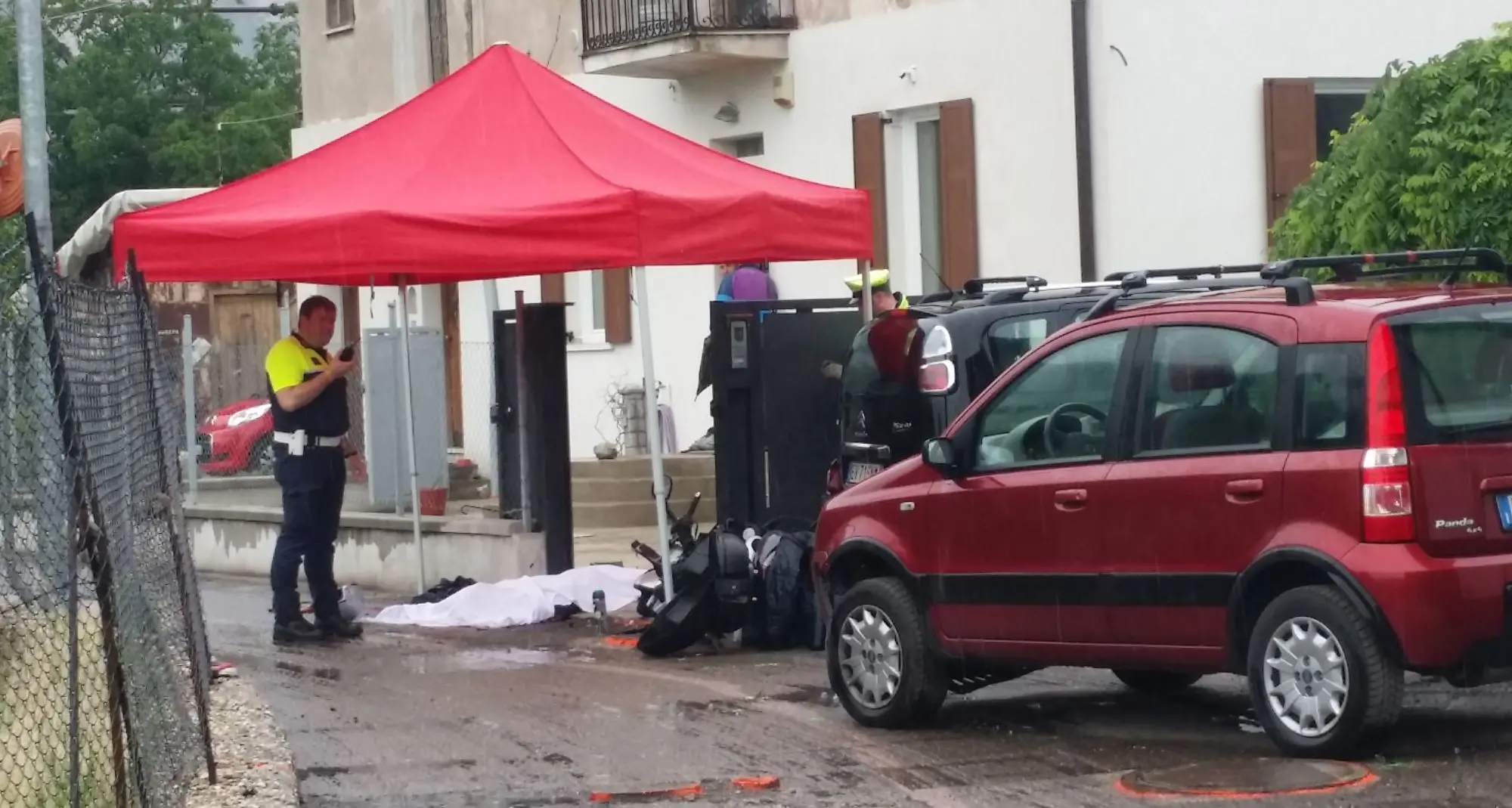 Ruba la borsa, fugge, si schianta e muore