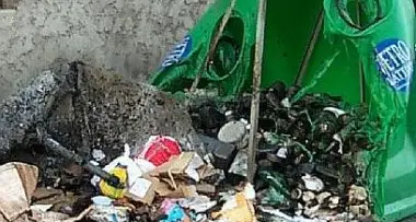 «Gara» a bruciare i cassonetti delle immondizie