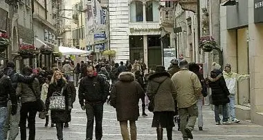 Negozi aperti domenica, si va verso la deroga