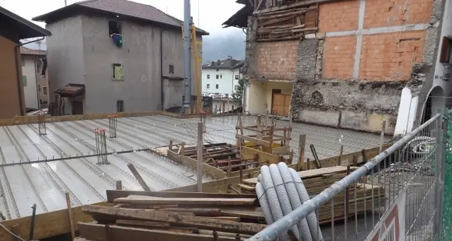 Tione, casa abbattuta il Comune ordina di sospendere i lavori