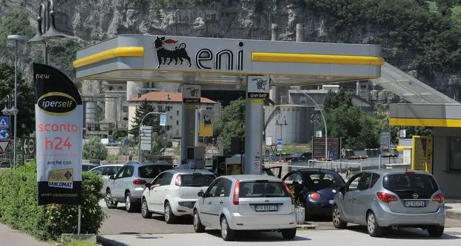 Sconti benzina, è polemica: «Intervenga la Provincia»