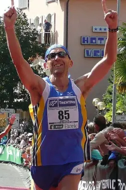 Trento, come fare 100 maratone e non sentirle: a 50 anni il traguardo di Benatti