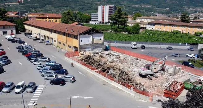 Ecco il «nuovo» Follone: demolita mezza caserma